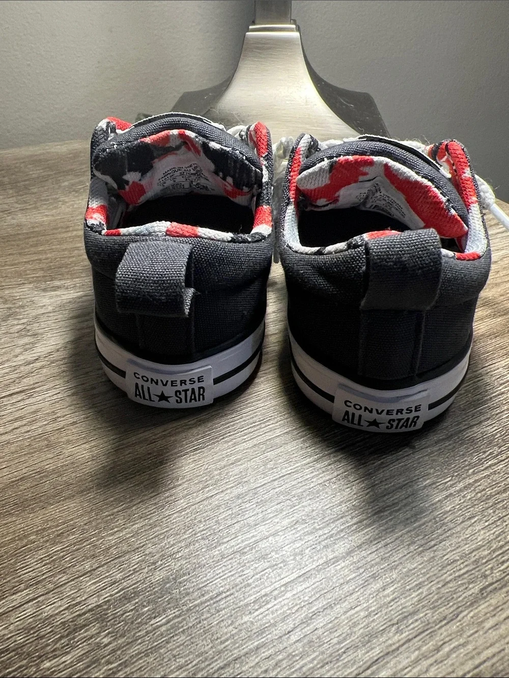 Converse Kids Black Low-Top Sneakers with Red Trim ——(stock 01)